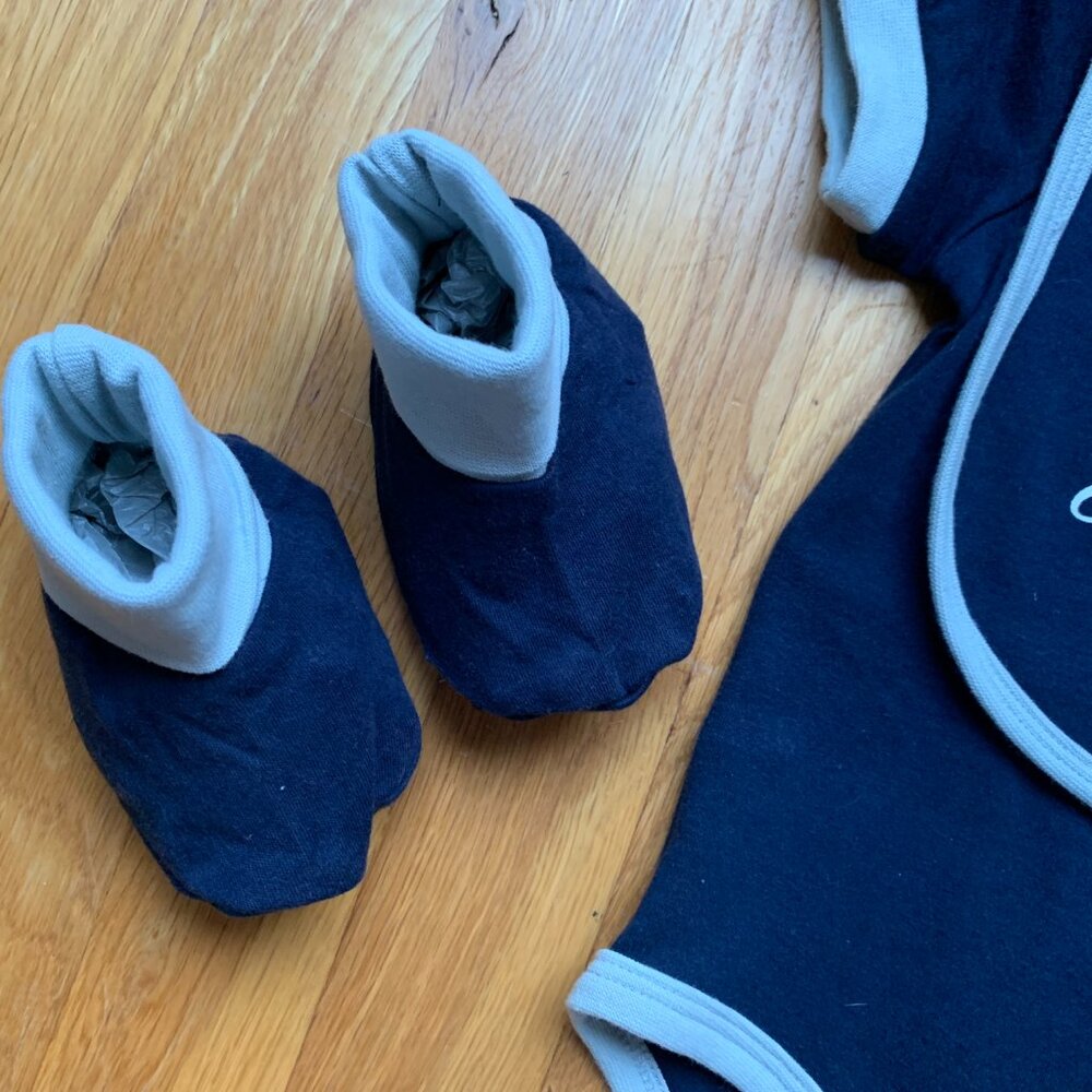 NWT Yankees 3-Piece Onesie Set 12 months Bib and Booties - Picture 4 of 13